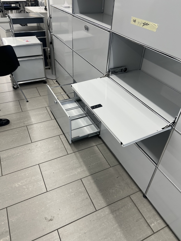 USM Haller RegalUSM Haller  Lichtgrau, Breite 152x51x75cm Trennwand beidseitig zugänglich.