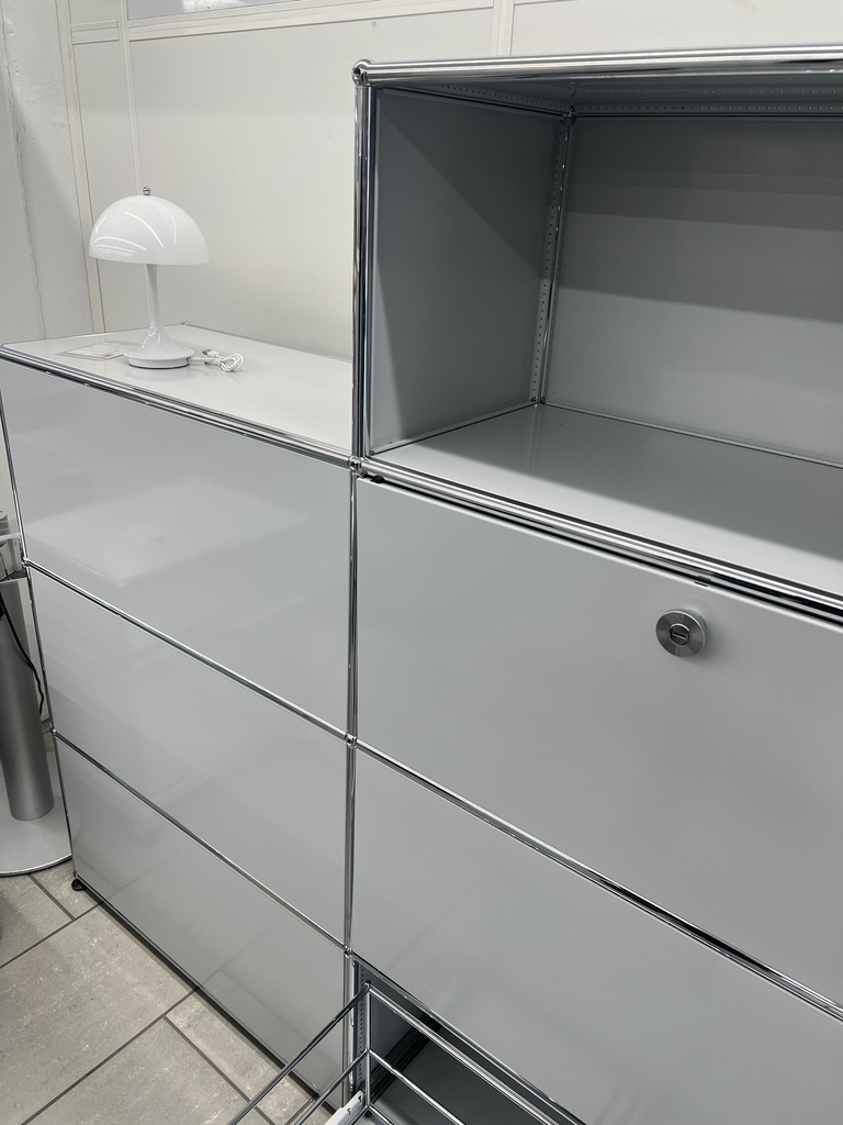 USM Haller RegalUSM Haller  Lichtgrau, Breite 152x51x75cm Trennwand beidseitig zugänglich.