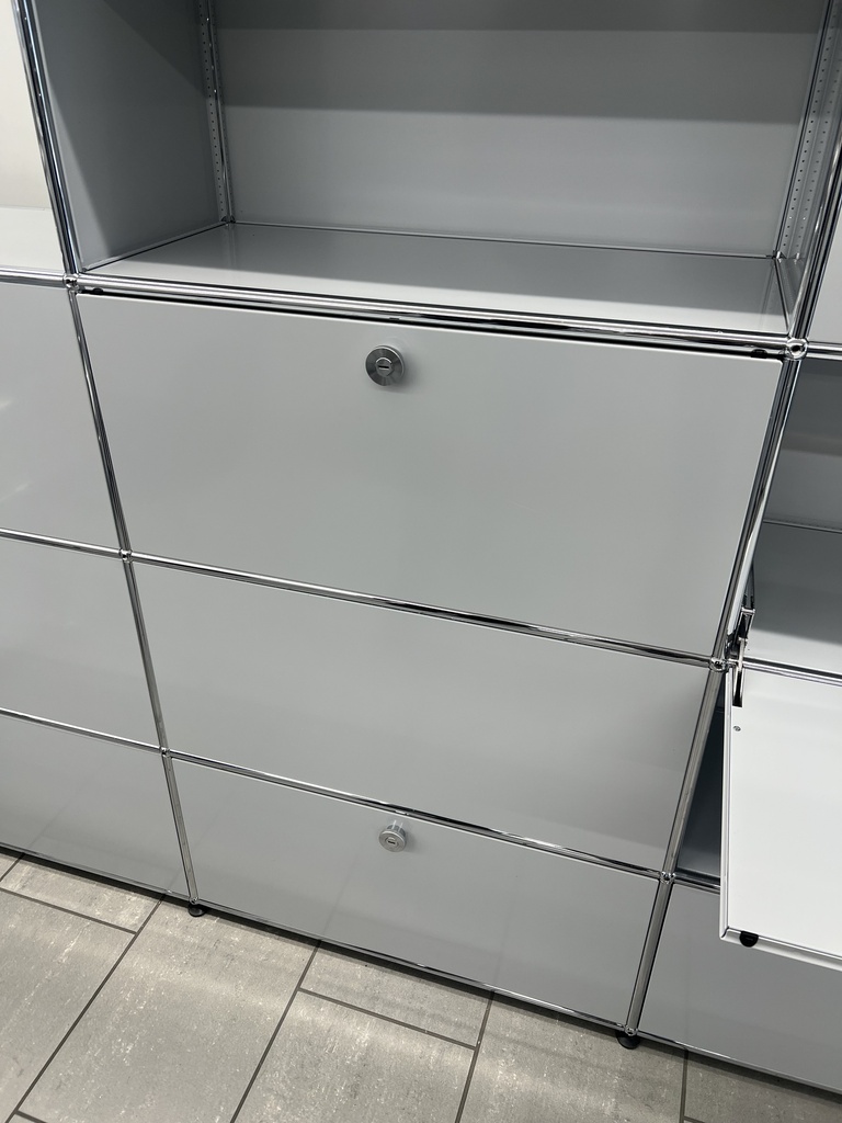 USM Haller RegalUSM Haller  Lichtgrau, Breite 152x51x75cm Trennwand beidseitig zugänglich.