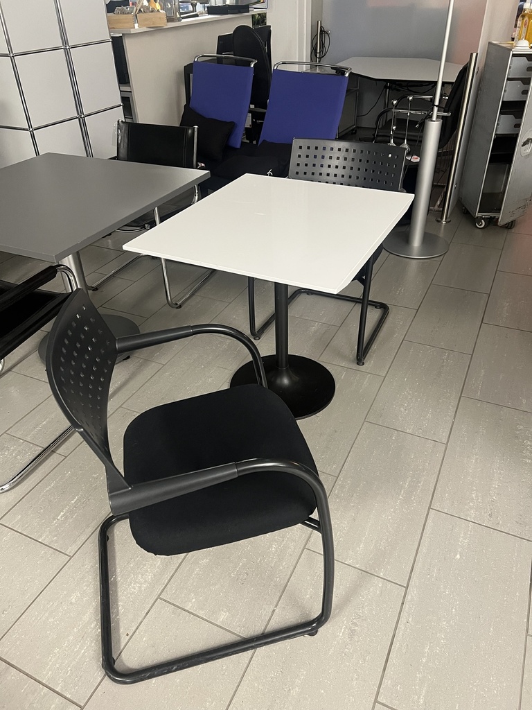 Bistrotisch 70x80 cm (Gusseisenfuss schwarz) + Hochglanzplatte weiss inkl. 2x Vitra Visavis (Stoff schwarz)