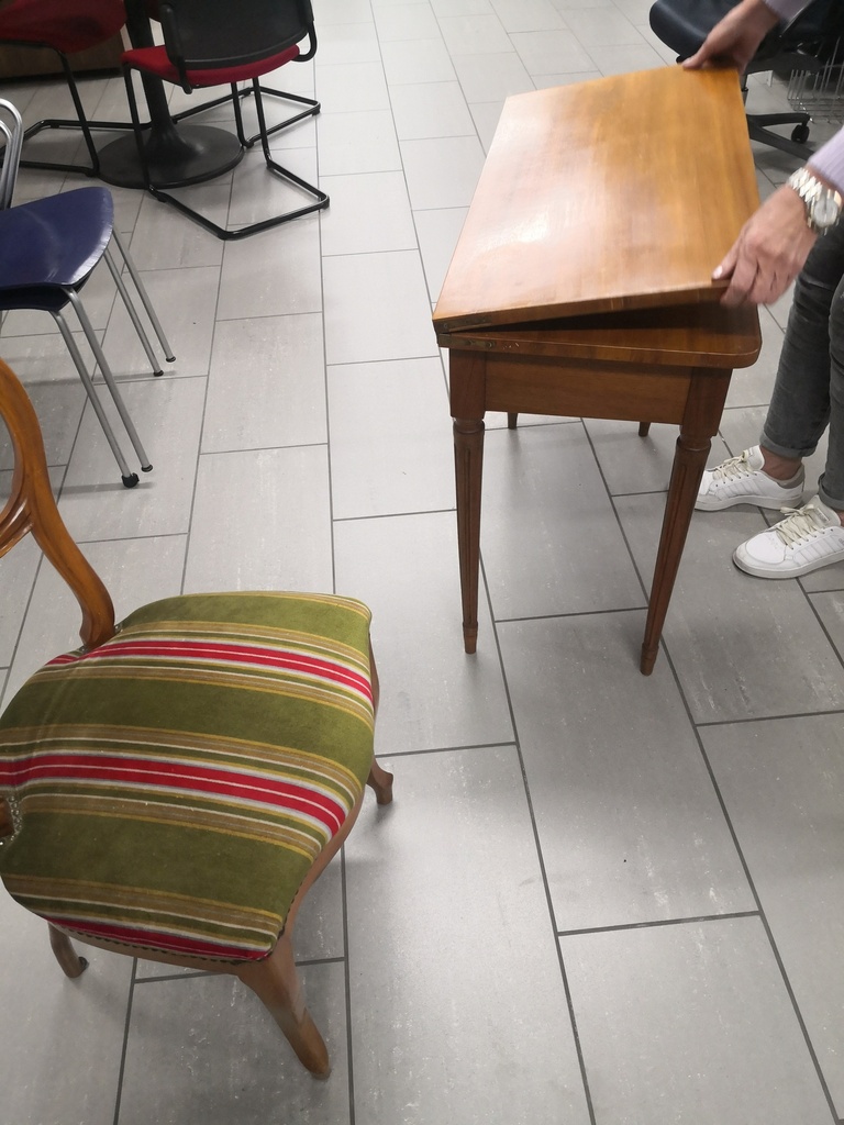 Ausklappbarer Tisch & Stuhl mit Sitzpolster