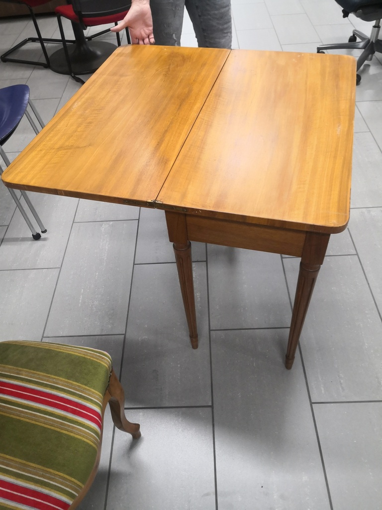 Ausklappbarer Tisch & Stuhl mit Sitzpolster