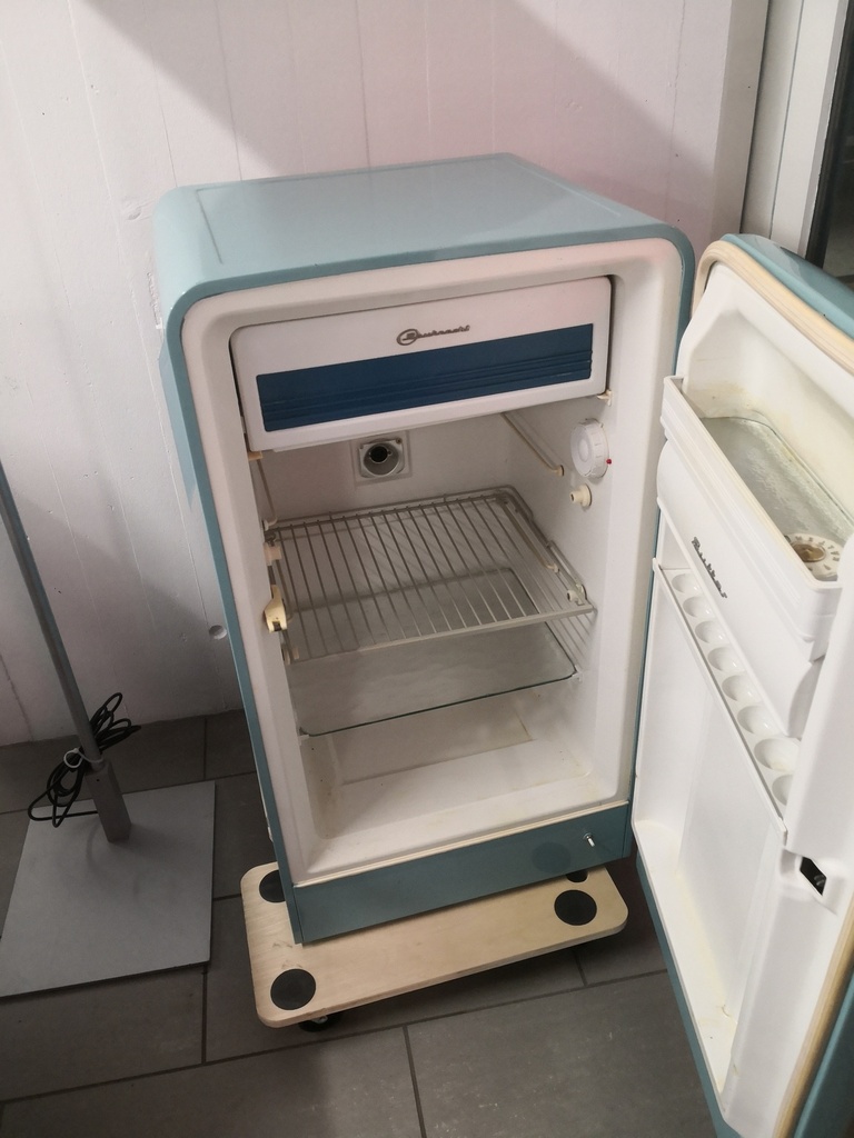 Retro Kühlschrank im amerikanischen Stil 1952