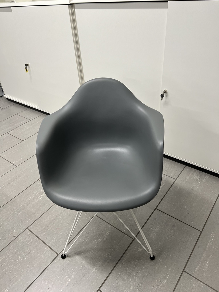 Eames Plastic Armchair RE DAR in grau