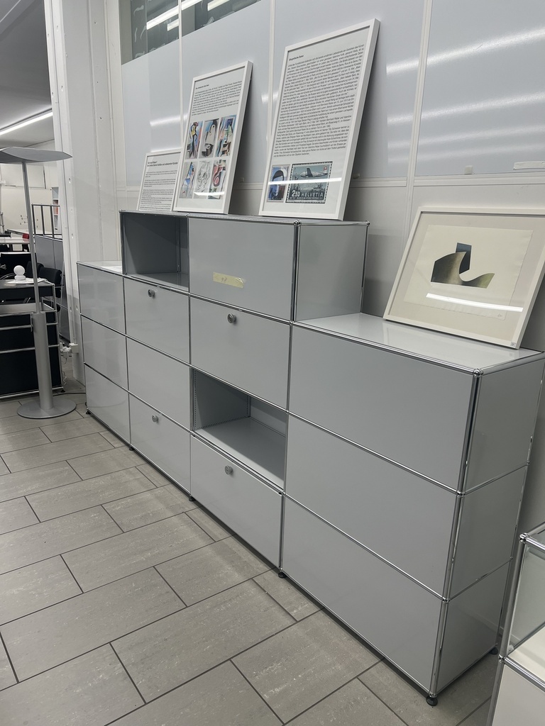 USM Haller RegalUSM Haller  Lichtgrau, Breite 152x51x75cm Trennwand beidseitig zugänglich.