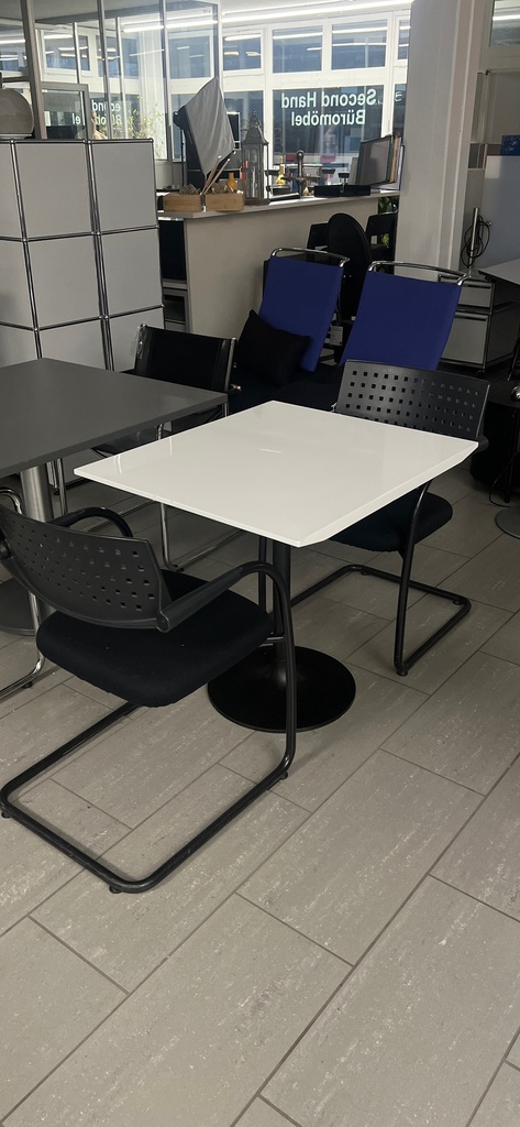 Bistrotisch 70x80 cm (Gusseisenfuss schwarz) + Hochglanzplatte weiss inkl. 2x Vitra Visavis (Stoff schwarz)