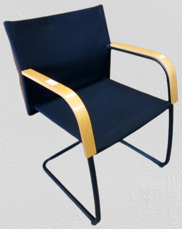Vitra  AC 3 Freischwinger Stoff schwarz/Holzlehne hell