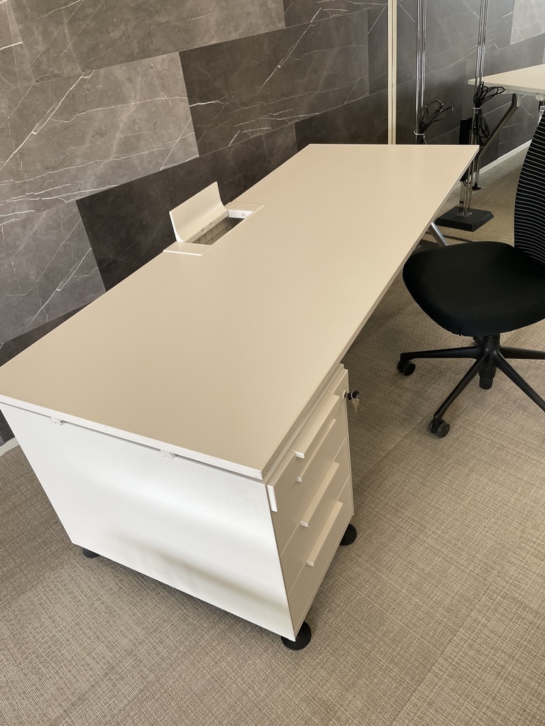 V﻿﻿itra  Ad hoc Schreibtisch m. Regenttischlampe Koprus 225x80xm soft light in weiss