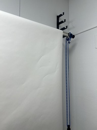 Aufhängung für 4 Papierhintergründe Rollenaufhängung zum Auf- und Abrollen von bis zu 4 Papierhintergründen