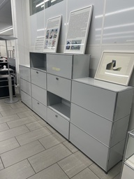 USM Haller RegalUSM Haller  Lichtgrau, Breite 152x51x75cm Trennwand beidseitig zugänglich.